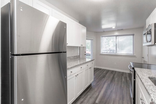 2 BR, 2 BA - 947 SF