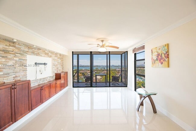 Photo - 2500 NE 135th St Unidad C1011