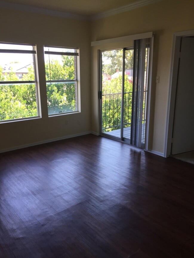 Building Photo - Edgecreek Condo for Lease