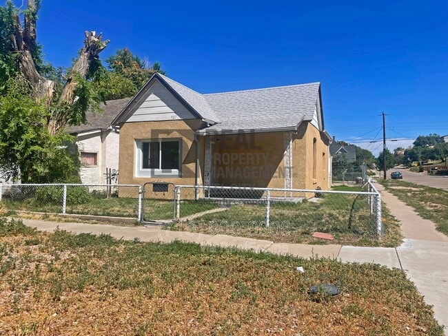 Photo - 927 E 1st St