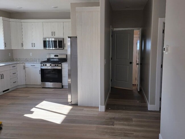 Building Photo - Inviting upstairs unit now available