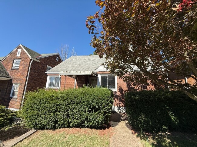 Building Photo - 2527 Versailles Ave