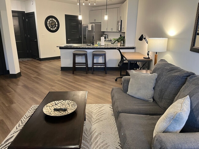 Building Photo - 425 W 5th St Unit ID1344143P