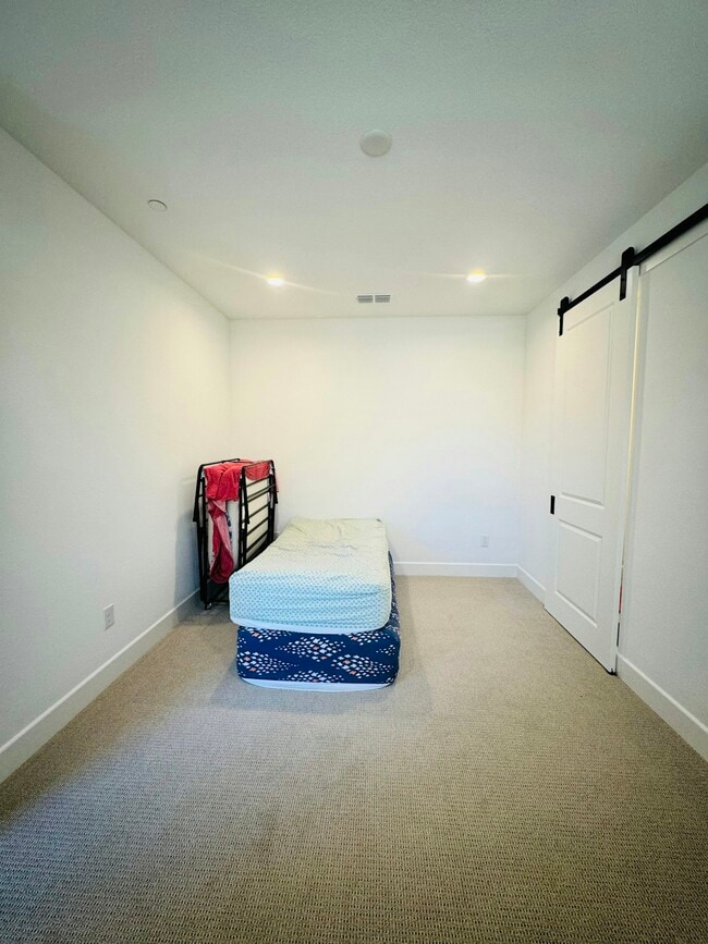 Photo - 175 Raven Cir