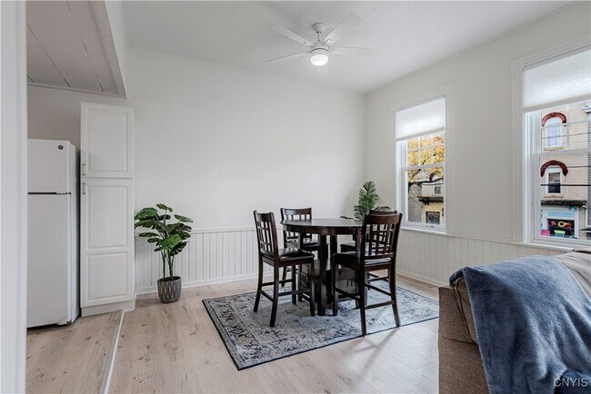 Photo - 16 College St