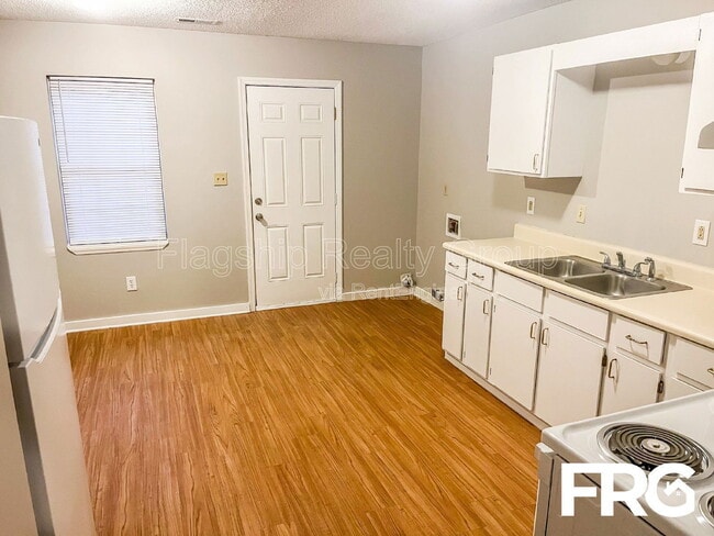 Photo - 214 Connie Cir