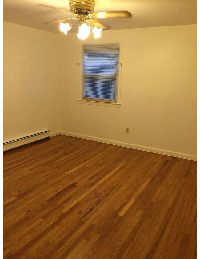 Colonial home close to Mogehan House Rental in Montville, CT