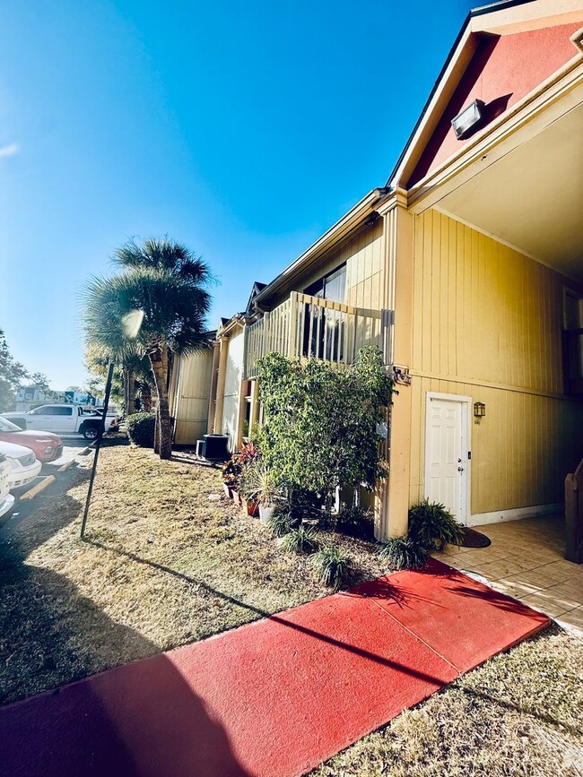 Photo - Low-Maintenance 2 Bedroom Condo with Modern Comforts Unidad 206