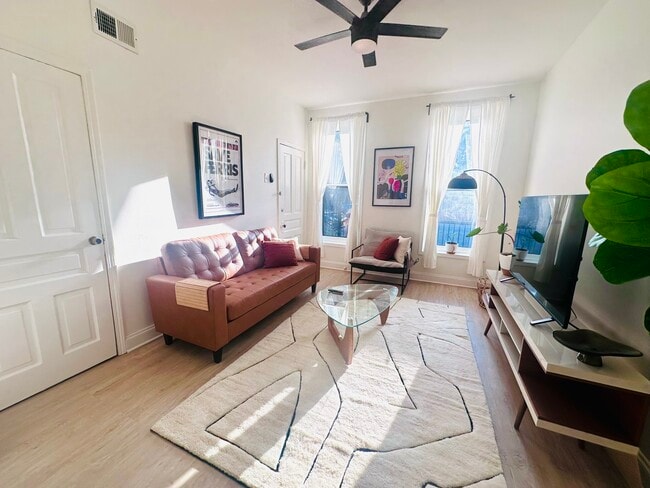 Photo - 2014 N Oakley Ave Unidad 1