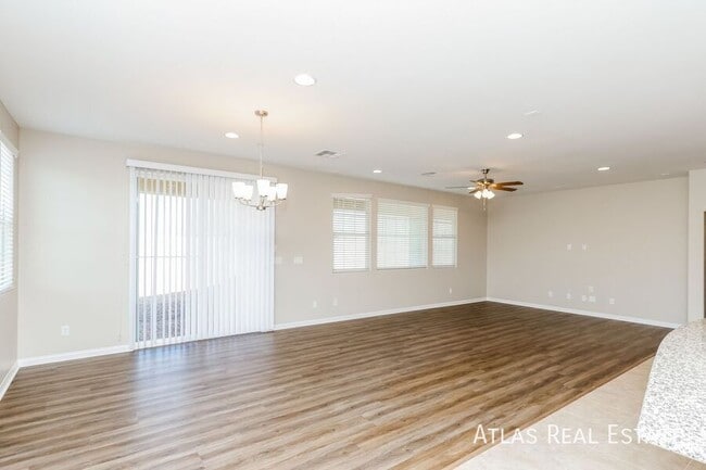 Photo - 577 Comodo St