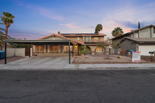 Building Photo - Welcome to your entertainers dream home!