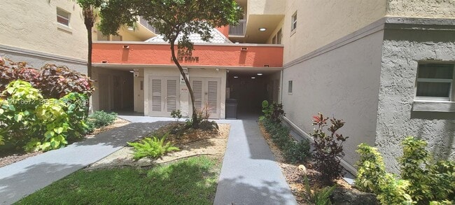 Building Photo - 8245 Lake Dr Unit 401