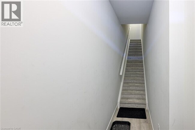 Photo - 925 Deveron Crescent