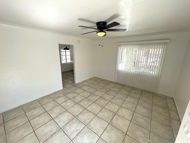 Living Room - 1401 W Clarendon Ave Unit 2