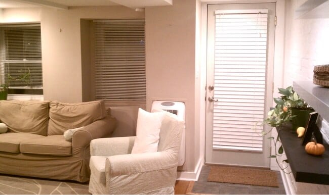 Photo - 420 F St NE Unidad 420 F St NE B
