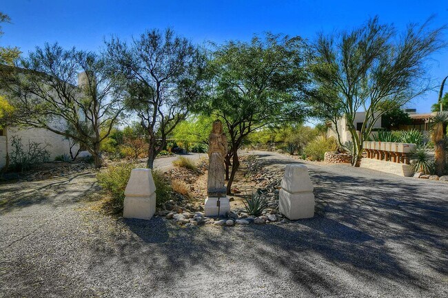 Photo - 2600 E Skyline Dr Unit Beautiful Neighborhood