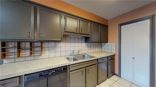 Photo - 2104 Elmwood Dr