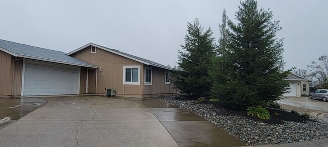 Building Photo - Quiet Cul de Sac With RV Parking in North Redding