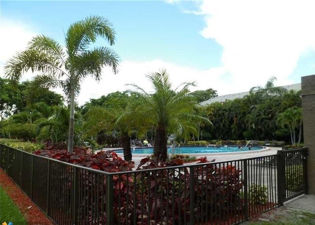 Round Pool - The Luxe at Boca