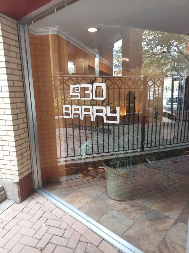 Photo - 530 W Barry Ave Unit 4F