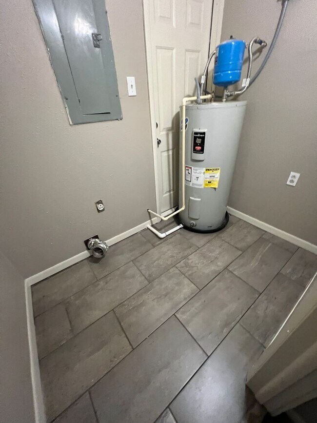 Photo - 2 Bed 1.5 Bath House with extra room that could be used as a extra Bed Room.  Yard Care Included....