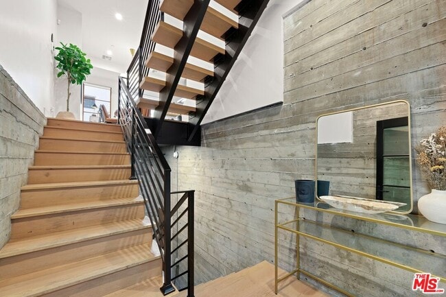 Photo - 1035 N Vista St