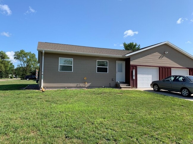 Building Photo - 3 Bedroom Duplex