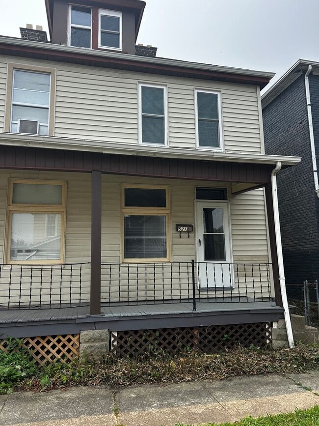 Building Photo - Spacious 1 Bedroom 1/2 Double with Basement & Extra Room Unit 521