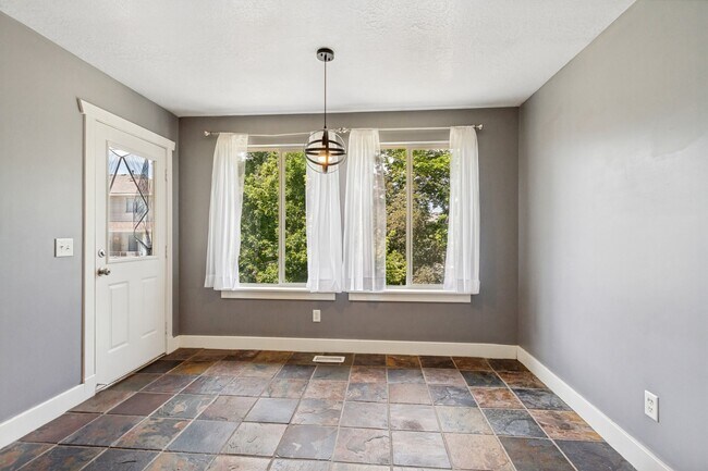 1137 Holmes Creek Ln