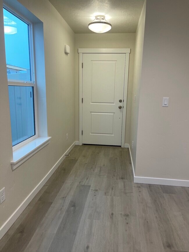 Photo - 1581 Witt St