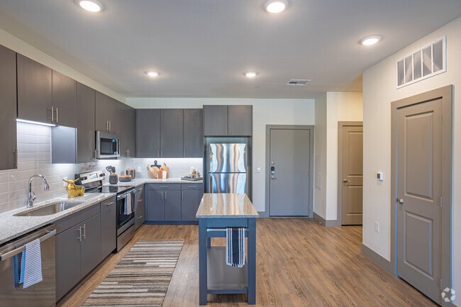 1BR, 1BA - 780SF