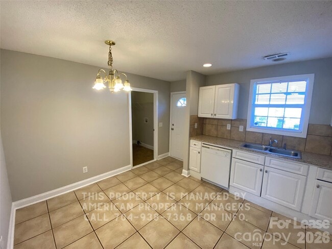 Photo - 911 Skyland St