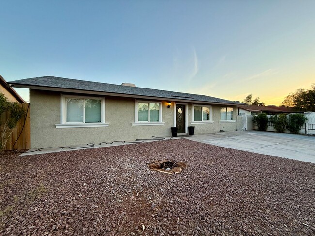 3/BD 2/BA Charming Oasis with Pool & Moder... - 3/BD 2/BA Charming Oasis with Pool & Moder... Casa