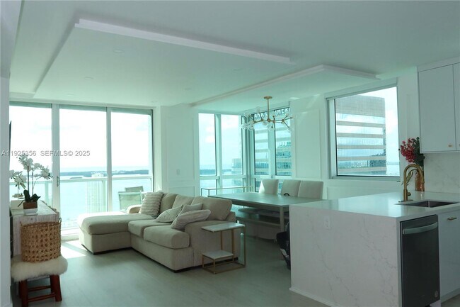 Building Photo - 500 Brickell Ave Unit 3902