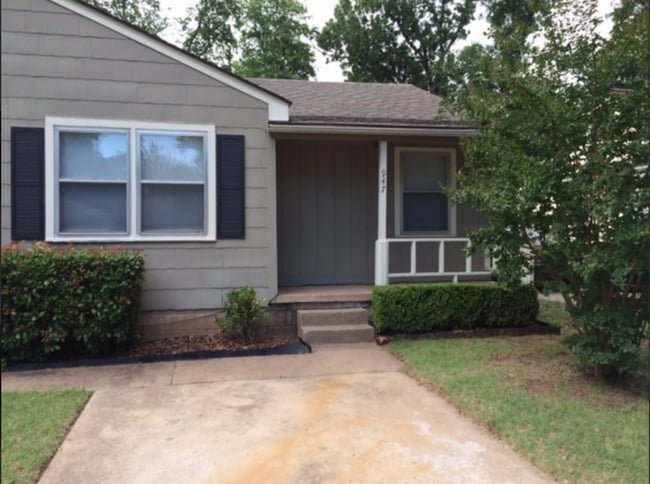 Building Photo - Gorgeous 2 bed duplex: NO PETS Rental
