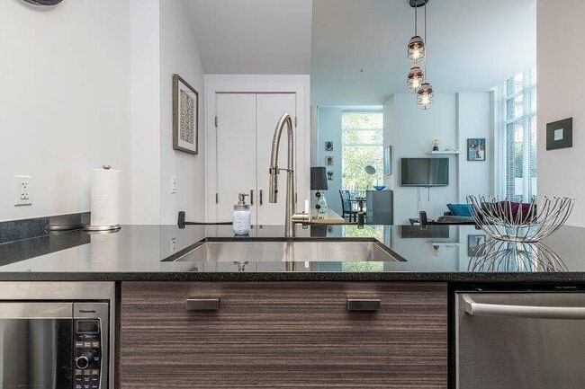 Photo - 1500-1500 7 St SW