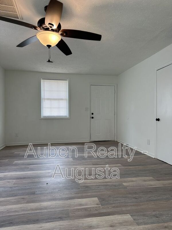 Photo - 453 Monetta St S E