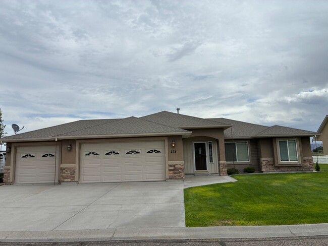Photo - 234 Greenbrier Dr