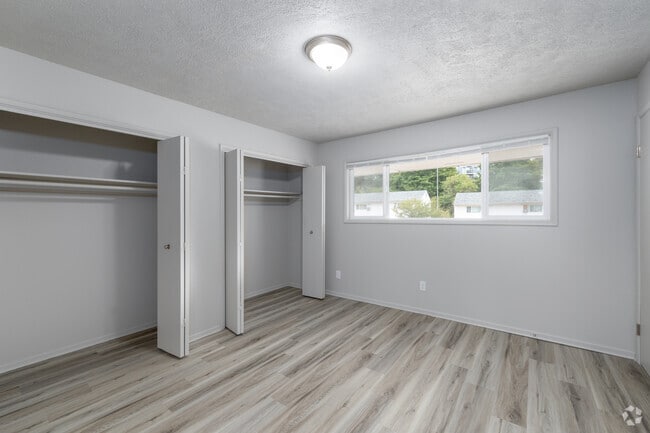 2BR, 1BA - 925SF