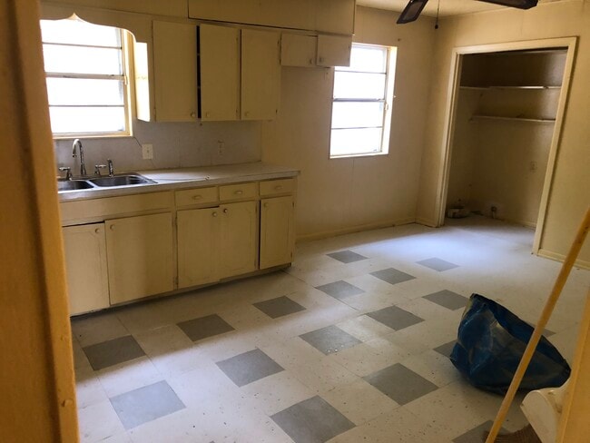 Photo - 1321 W 57th St