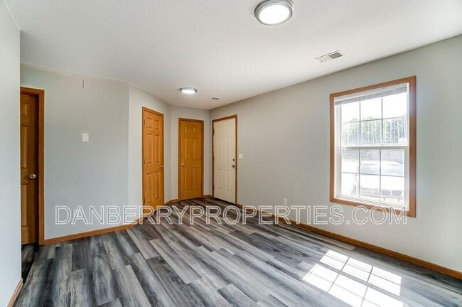 Photo - 1117 N Byrne Rd