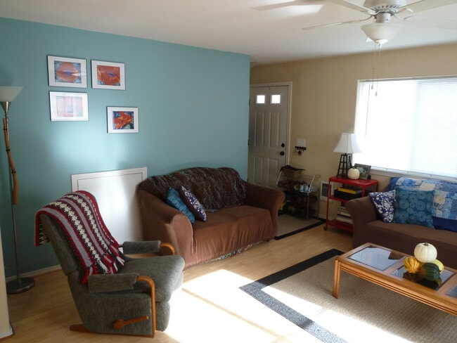 Living Room - 513 N Jefferson St Unit 101