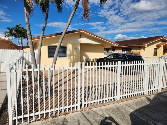 Photo - 1285 W 39th Pl