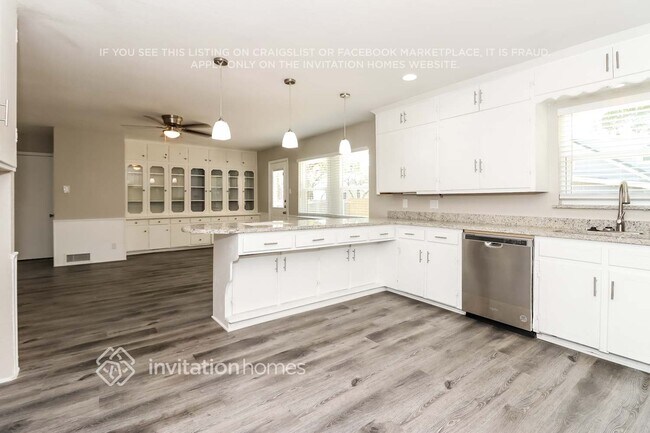 Photo - 310 E Huitt Ln