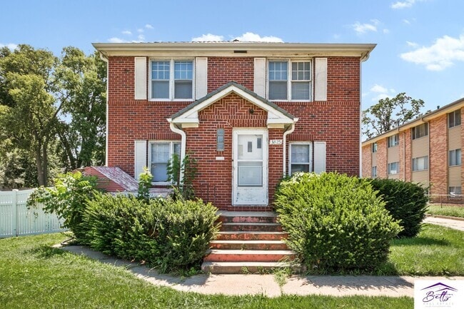 Building Photo - 3825 Cuming St Unit 3827 ST Rental