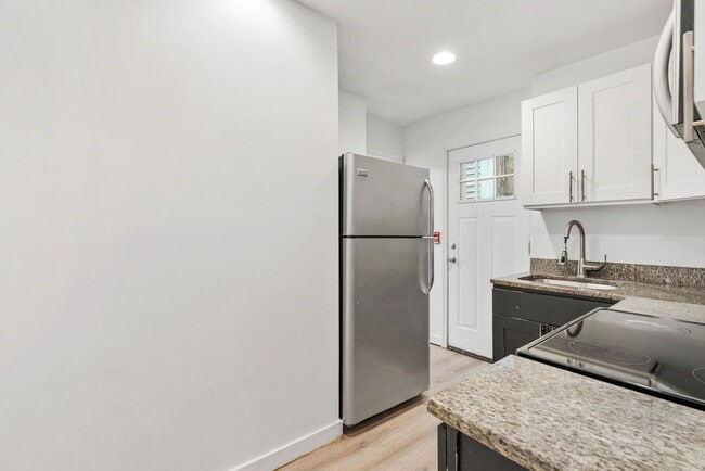 Photo - 2017 W Oxford St