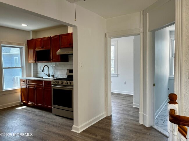805 Bond St