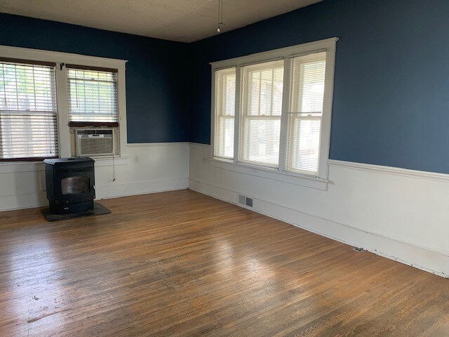 Photo - 2972 Winchester Ave