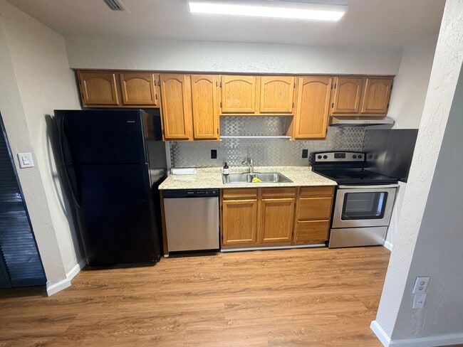 Photo - Updated 2-Bedroom Apartment | Prime Lakeland Location | Near Downtown & Hospitals Unit 729