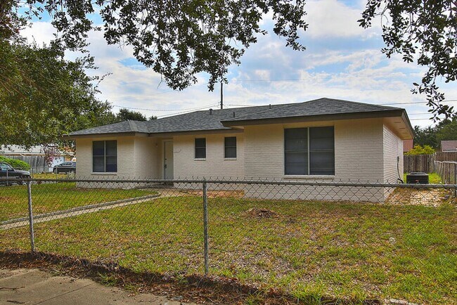 Photo - 2202 Saxony Dr